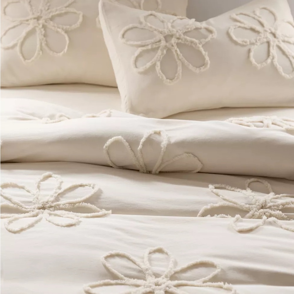 UO Daisy Tufted Core Duvet Cover - Queen NEW! Cream Tofu